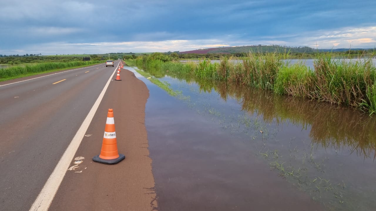 Foto 5 de 10 — URGENTE: SP-255 é interditada entre Araraquara e Boa Esperança do Sul